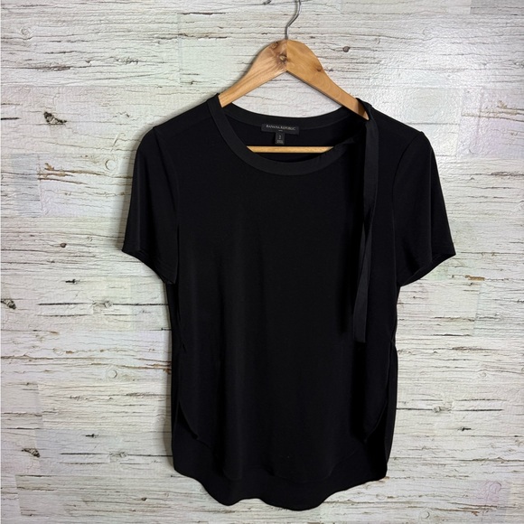 Banana Republic Black Short Sleeve Tee with bow blouse size small - Picture 1 of 6